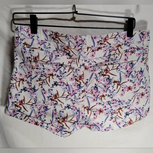 Floral denim jean shorts size 10 by H&M in great condition very pretty. - Picture 5 of 5